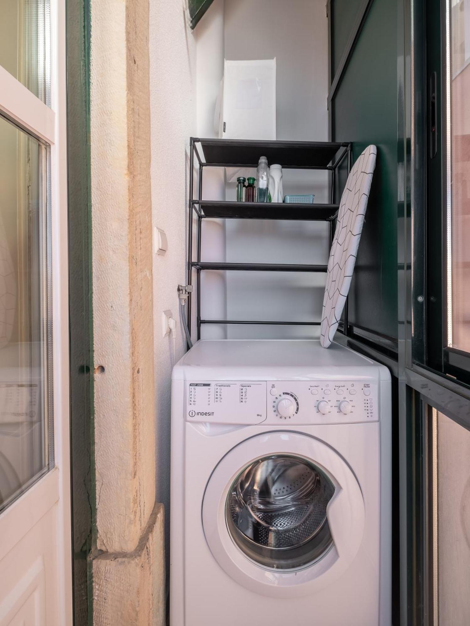 Cool Apartment Near Alfama Lisbon Exterior photo